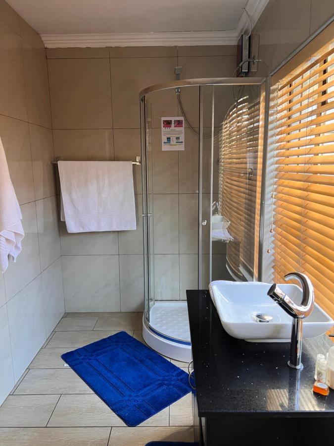 2 Op Terblanche Guesthouse Boksburg Exteriör bild